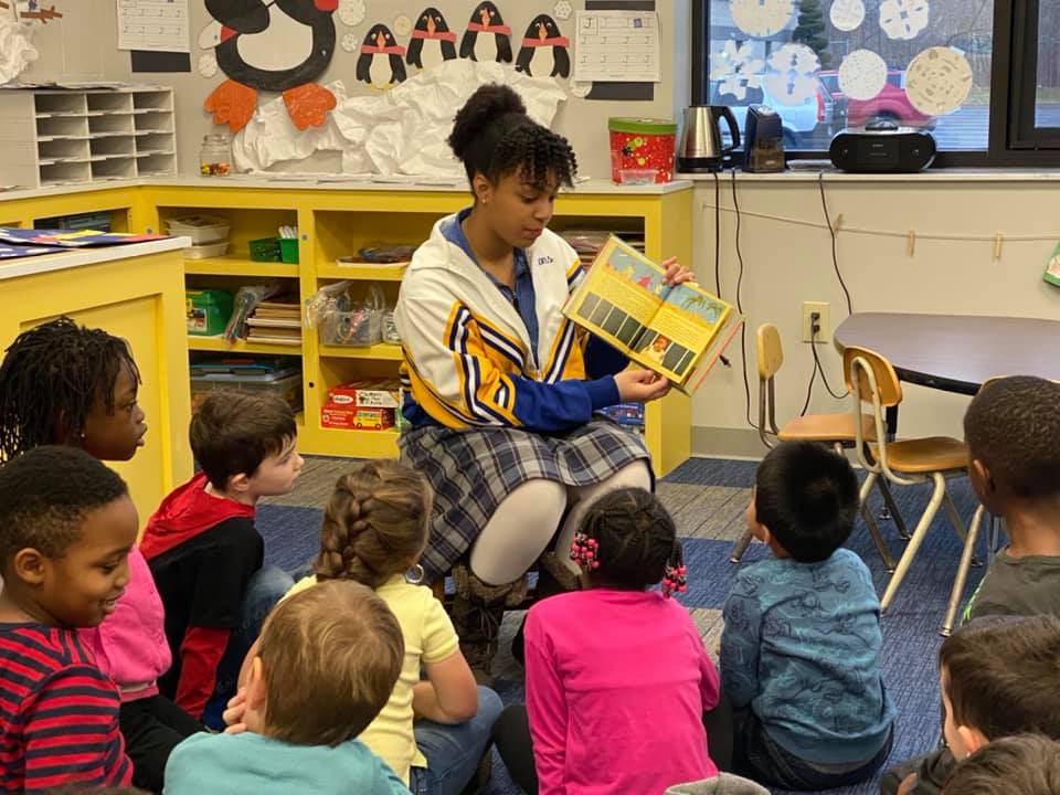 High school mentor reads to elementary students