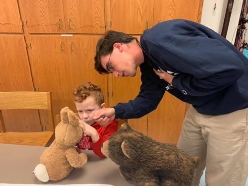 A senior student participates in the K4 vet clinic.